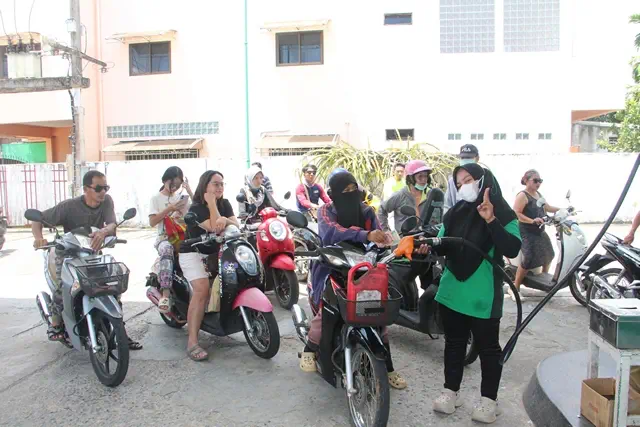 ยะลา-เบตง / ชาวเบตงกลัวน้ำมันขาดแคลนแห่เติมแน่นปั๊ม