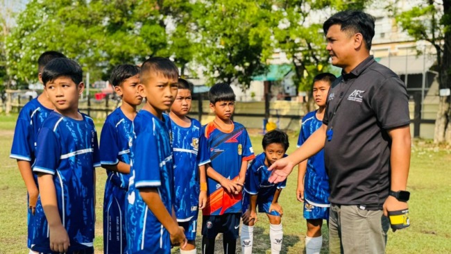 สมุทรสาคร-สัญจัย จันทร์ผ่อง ผู้ตรวจการอัยการมอบถ้วยฟุตบอล กระชับมิตรทีมบัวสุวรรณ FC กับทีม Sea Lion