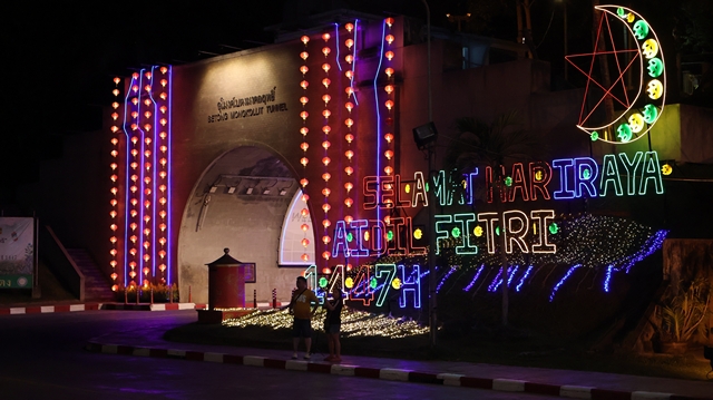 ยะลา-เบตง / ประดับตกแต่งแสงไฟต้อนรับวันฮารีรายอ