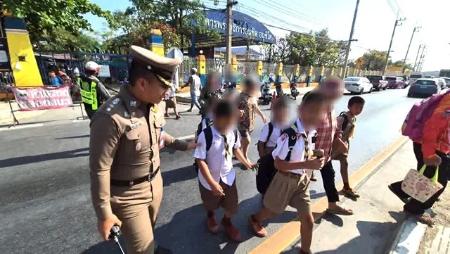 นครปฐม-ผกก.สภ.ดอนตูมลงพื้นที่อำนวยการจราจรหน้าโรงเรียนวัดสามง่ามพร้อมตรวจเยี่ยมประชาชนในพื้นที่เพื่อสร้างความมั่นใจให้ประชาชน