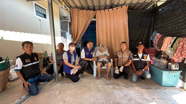 จันทบุรี-นายอำเภอนายายอามลงพื้นที่ตามหมู่บ้าน ทำบัตรประชาชน ให้กับคนชราและผู้ป่วยติดเตียง