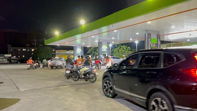 ชลบุรี-ด่วน พัทยา คนแห่เติมน้ำมันแน่นปั๊มหลัง กบน. เคาะขึ้นราคา 6 บาท/ลิตร มีผล 26 มี.ค.69