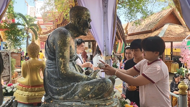 สงขลา-นักท่องเที่ยว ชาวบ้านแห่สรงน้ำ หลวงปู่ทวดเหยียบน้ำทะเลจืด วันปีใหม่ไทย ขอพระสุขภาพแข็งแรง