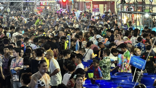 สงขลา-เริ่มแล้ว “Hatyai Midnight Songkran 2026” หาดใหญ่คึกคัก นายกนครหาดใหญ่นำทีมสาดสีธรรมชาติ สร้างรอยยิ้มรับสงกรานต์
