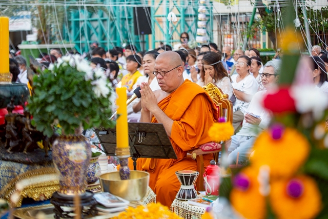 นครปฐม-หลวงพี่น้ำฝน จัดพิธีขอขมากรรม สร้างกำลังใจ รับมหาสงกรานต์ 69 ในสถานการณ์วิกฤติโลก