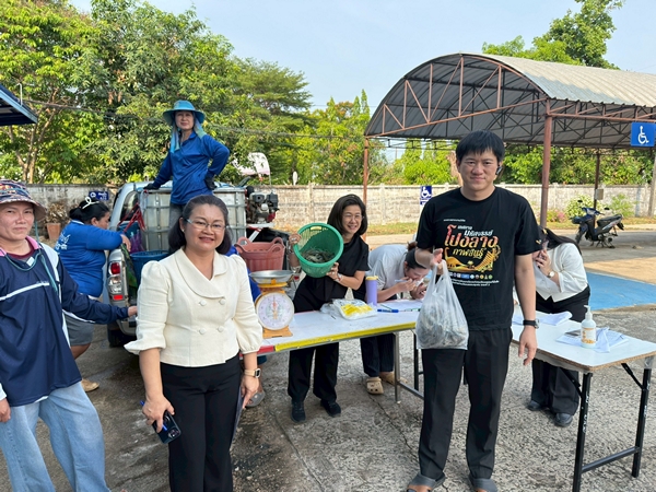 กาฬสินธุ์พาณิชย์เปิดตลาดช่วยเกษตรผู้เลี้ยงกุ้งก้ามกราม