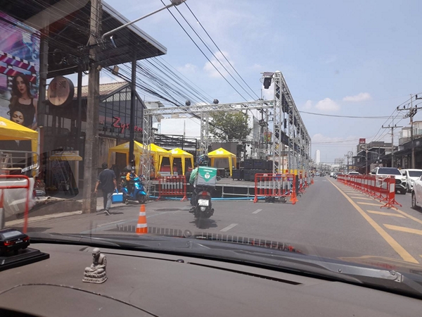 สงขลา-ผับดังย่านถนนธรรมนูญวิถี ปิดถนน 1 เลน ขายเหล้าเบียร์ ให้จองโต๊ะ โต๊ะละ หกพัน ฉวยโอกาสวันสงกรานต์ จัด