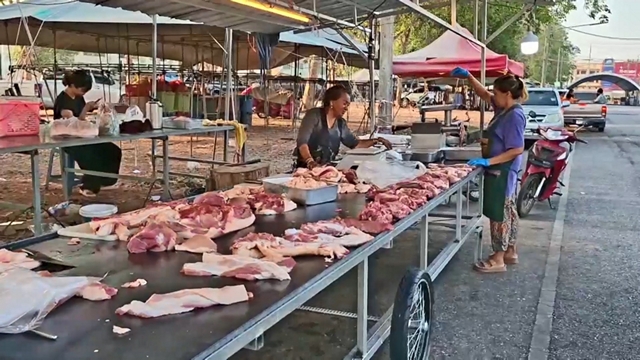 สงขลา-ป้าแจง ไม่สนน้ำมันแพง ขายเนื้อหมูโลละ 120 บาท ส่วนผัก ขึ้นโลละ10 – 20 มะนาว ลูกละ 10