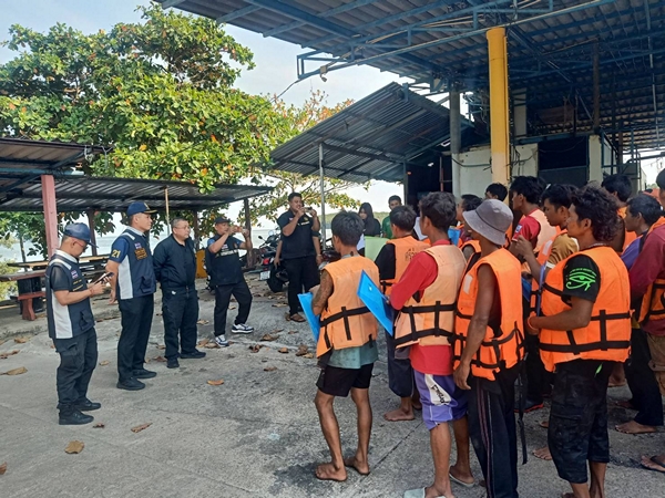 กระบี่ ศคท.จว.กระบี่ บูรณาการร่วมกับชุดสหวิชาชีพประจำศูนย์ควบคุมการแจ้งเรือเข้าออกกระบี่ ตรวจเรือประมงหน้าท่าเพื่อป้องกันและปราบปรามการทำประมงผิดกฎหมาย