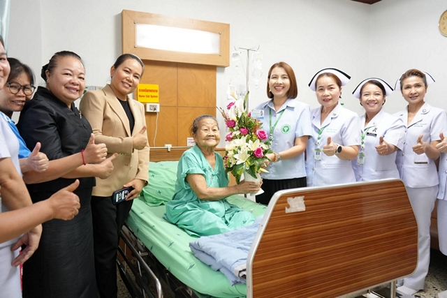 กาฬสินธุ์ ด่วน!หามแม่คำสอน สระทอง ศิลปินแห่งชาติ ปี 2559 ด้านประณีตศิลป์ -ทอผ้า “ผ้าไหมวิจิตรแพรวา” ส่งโรงพยาบาลกาฬสินธุ์ ท่ามกลางความเป็นห่วง