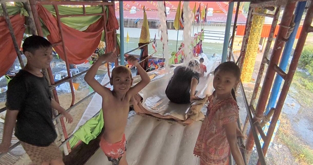 นครนายก อากาศร้อนจัดเจ้าอาวาสไอเดียเจ๋งจัดสไลด์เดอร์ให้เด็กๆคลายร้อนใกล้วันสงกรานต์ทุกปี