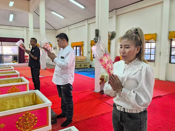 นครนายก – นักท่องเที่ยวเข้าพิธีนอนโลงศพแก้ปีชง เสริมดวงชะตาชีวิตวัดหลวงพ่อปากแดงจังหวัดนครนายก