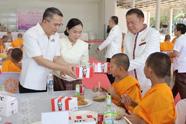 กาฬสินธุ์ ผู้ว่าฯกาฬสินธุ์ นำทุกภาคส่วนถวายภัตตาหารเพลสามเณร บรรพชาภาคฤดูร้อนถวายพระราชกุศล