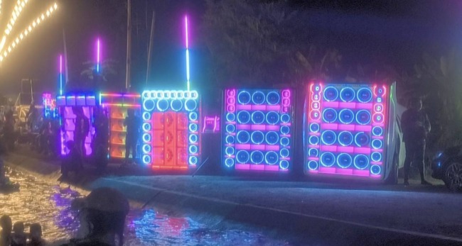 นครนายก – วันไหลสงกรานต์ศรีนาวา เล่นน้ำคลายร้อนที่คลองส่งน้ำศรีนาวา มีดีเจและรถเครื่องเสียงสร้างสีสันสนุกสนานกันเต็มที่