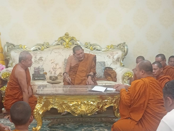 กาฬสินธุ์จบดราม่า “หลวงปู่ศิลา” ลาออกเจ้าอาวาสวัดพระธาตุหมื่นหิน “อ.ลิงค์” โฟนอินยื่นข้อเสนอยุติ สุดแท้แต่หลวงปู่