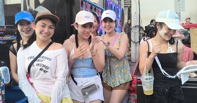 นครนายก สงกรานต์นครนายกคึกคักขับรถเล่นน้ำรถติดยาวเปิดเครื่องเสียงเล่นน้ำโฟมคลายร้อนสนุกสนาน