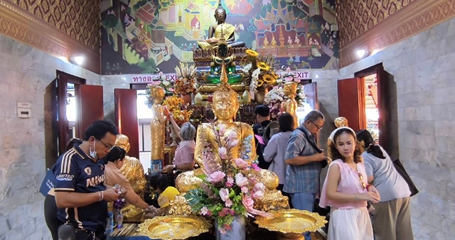 นครนายก – นทท.ส่องเลขเด็ดอ่างน้ำมนต์วัดหลวงพ่อปากแดง พร้อมขอพร โชคลาภ ธุรกิจ หน้าที่การงาน ใกล้วันหวยออก