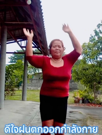 นครนายก – อากาศร้อนจัด หลายเดือนฝนไม่ตก วันนี้ฝนตกได้คลายร้อน ชาวบ้านดีใจออกมาเต้นต้อนรับฝนแรกของนครนายก