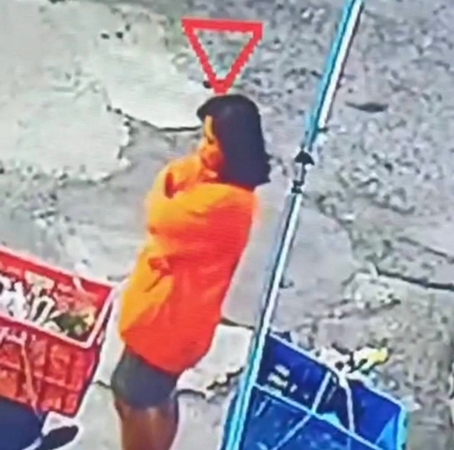 นครนายก กล้องจับภาพ คนร้ายลักทรัพย์กระดูกหมูแก้ว 3 โลราคา 450 บาทในตะกร้ารถจักรยานยนต์หลบหนี