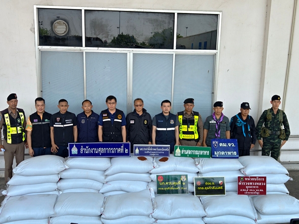 มุกดาหาร -จับจริงไม่ปล่อยผ่าน! ศุลกากรผนึกกำลังสกัดขบวนการลอบขน “ข้าวเถื่อน” กลางดึก ยึดเต็มคันรถ 15 ตัน มูลค่าเกือบล้าน ใครอยู่เบื้องหลังยังต้องขยายผลต่อ