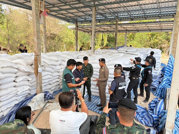 มุกดาหาร -กกล.สุรศักดิ์มนตรียึด “ข้าวสารเถื่อน” กว่า 1,200 กระสอบ มูลค่า 2.6 ล้าน ซุกอาคารร้างกลางเมืองมุกดาหาร