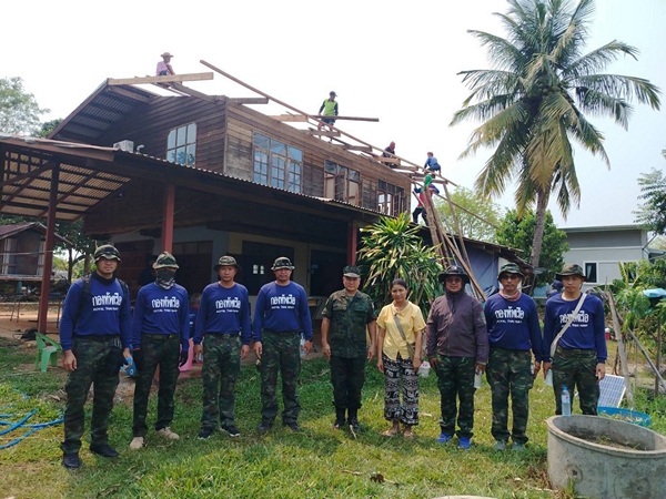 นครพนม -ทหารน้ำใจงาม! นรข.บ้านแพง ระดมกำลังลงพื้นที่ช่วยซ่อมบ้านผู้ประสบภัย สร้างรอยยิ้มให้ชาวบ้าน