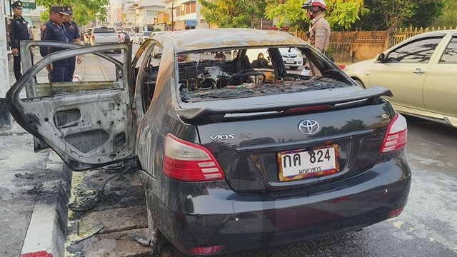 มุกดาหาร นาทีชีวิตของจริง! ได้กลิ่นไหม้แค่เสี้ยววินาที ตัดสินใจจอดรถทัน ช่วยชีวิตยกคันจากเหตุไฟไหม้กลางเมือง 🔥🚗