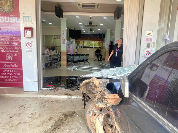 มุกดาหาร/นาทีระทึก! กระบะเสียหลักพุ่งทะลุธนาคารออมสินนิคมคำสร้อย กระจกแตกกระจายเกลื่อน บาดเจ็บ 3 ราย