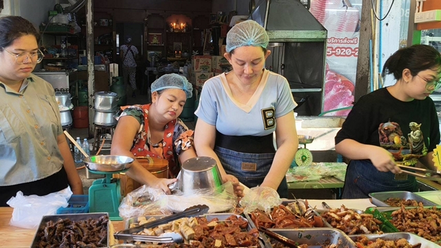 ชลบุรี-ข้าวกล่อง 20 บาท ขายดีสวนกระแสเศรษฐกิจ เพิ่มจำนวนการขายให้เพียงพอต่อประชาชน