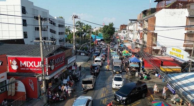 ชลบุรี-นาเกลือคึกคัก วันไหล ช่วงเย็นเล่นน้ำแน่นถนน เตรียมปิด 22.00 น. เคลียร์ทางรถใหญ่