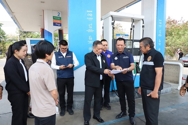 ปทุมธานี ผู้ว่าฯเอกวิทย์ ลงพื้นที่ตรวจสอบการให้บริการของสถานีบริการน้ำมันเชื้อเพลิงกำชับให้แสดงราคาจำหน่ายที่ป้ายกับหน้าหัวจ่ายให้ตรงกัน