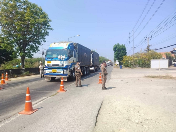 ปทุมธานี ลาดหลุมแก้วเข้ม! ตั้งด่านกวาดล้างยาเสพติด-ควันดำ จับรถผิดกฎหมาย 2 คัน บนถนน 346