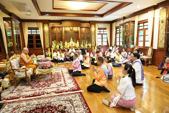 ปทุมธานี ผู้ว่าฯ ปทุมธานี นำข้าราชการถวายข้าวแช่สืบสานประเพณีสงกรานต์ไทย-รามัญ ณ วัดโบสถ์ สามโคก