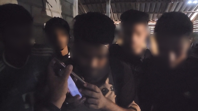 ตม.สงขลา สนธิกำลังตำรวจท่องเที่ยว รวบอดีตข้าราชการกรมการปกครอง-ฝ่ายมั่นคง เจ้าของรีสอร์ตริมทะเล ซุกชาวบังคลาเทศ-เมียนมา 22 คน รอส่งต่อมาเลเซีย ขณะที่เจ้าตัวยังปฏิเสธ ไม่รู้เรื่อง