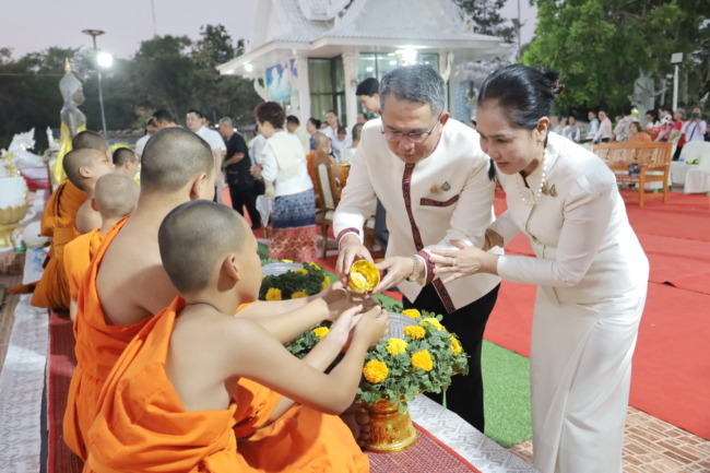 กาฬสินธุ์-ผู้ว่าฯกาฬสินธุ์ถวายผ้าอังสะสรงน้ำพระพรหมภูมิปาโล