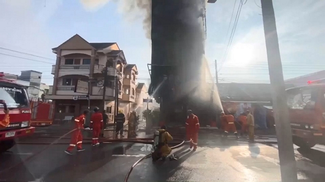 สงขลา-รับสงกรานต์ ระทึกรับสงกรานต์ ไฟไหม้ร้านขายสีรถ 6 ชั้น ย่านพลพิชัย หาดใหญ่ จนท.เร่งฉีดน้ำสกัดหวั่นลามบ้านใกล้เรือนเคียง