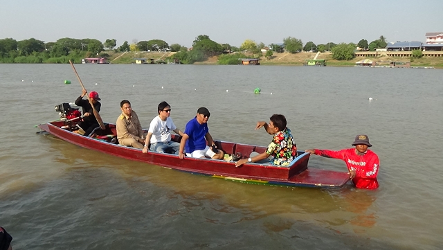 อ่างทอง-นายอำเภอควงหนุ่มสันติสุข นั่งเรือร่วมงาน”มหัศจรรย์หาดพ่อพระราม วิถีสายน้ำแห่งไชโย”