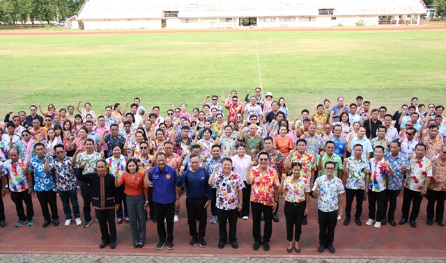 กาฬสินธุ์ สันนิบาตเทศบาลกาฬสินธุ์จัดกิจกรรมรดน้ำขอพรผู้ใหญ่-แข่งกีฬาเชื่อมความสัมพันธ์