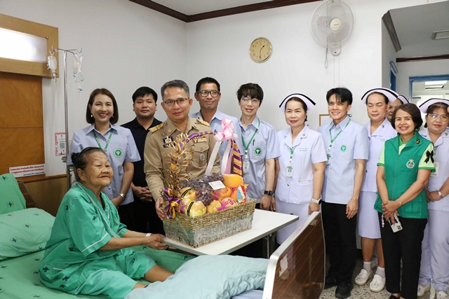 กาฬสินธุ์ กำลังใจล้นหลาม พ่อเมืองกาฬสินธุ์นำส่วนราชการเข้าเยี่ยมแม่คำสอน ศิลปินแห่งชาติ เผยข่าวดีอีก 2 วันออกโรงพยาบาล