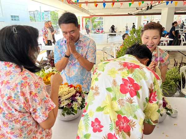 สมุทรปราการ-ชุ่มฉ่ำ!! รดน้ำดำหัวคณะผู้บริหารเทศบาลบางปู เนื่องในเทศกาลวันสงกรานต์