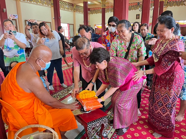 สมุทรปราการ-รดน้ำดำหัวครอบครัว “พาณิชย์พิศาล“ สืบสานประเพณีไทยส่งท้ายวันสงกรานต์