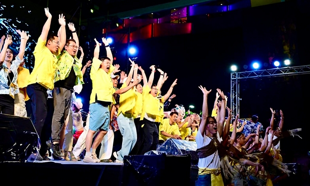 ขอนแก่น – มนต์เสน่ห์สงกรานต์อีสาน! คลื่นมนุษย์ถนนข้าวเหนียวสร้างความประทับใจส่งท้ายปี 69 สุดยิ่งใหญ่