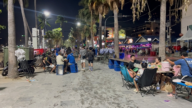 ชลบุรี-กลุ่มพ่อค้าแม่ค้าแห่จับจองพื้นที่ขายของ ก่อนงานสงกรานต์ที่เมืองพัทยาจะจัดขึ้น 17-19 เม.ย. ตลอดแนวชายหาดพัทยา งงใครอนุญาต