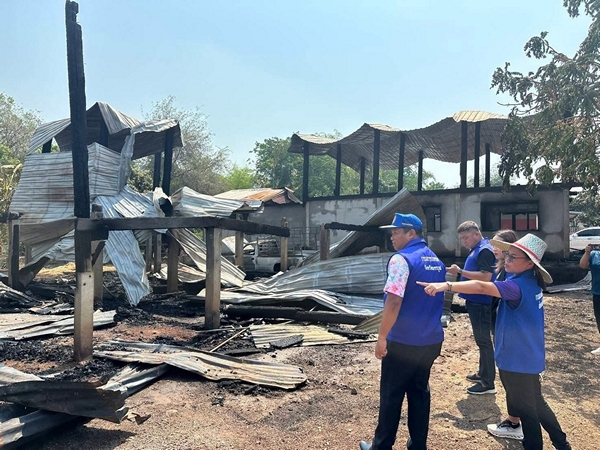 เพชรบูรณ์ – ไฟไหม้ 2 หลังกลางดึกวังโป่ง วอดเสียหาย – นายอำเภอนำทีมเร่งช่วยเหลือผู้ประสบภัย