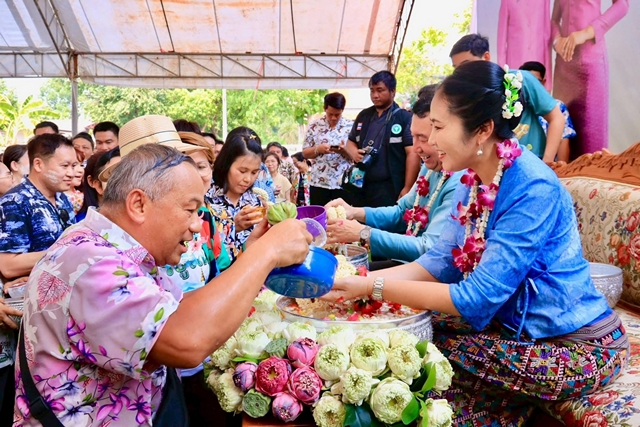 เพชรบูรณ์ -ชื่นมื่นรับปีใหม่ไทย! เพชรบูรณ์จัดใหญ่ รดน้ำขอพรผู้ว่าฯ สืบสานสงกรานต์ 2569 สุดอบอุ่น