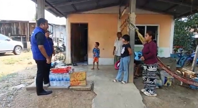 เพชรบูรณ์-ครอบครัว 5 ชีวิตเพชรบูรณ์สุดรันทด ย่าผ่าตัดสมอง พ่อป่วยมะเร็งหูดับ ลูก 3 คนต้องเก็บเหรียญโปรยทานประทังชีวิต