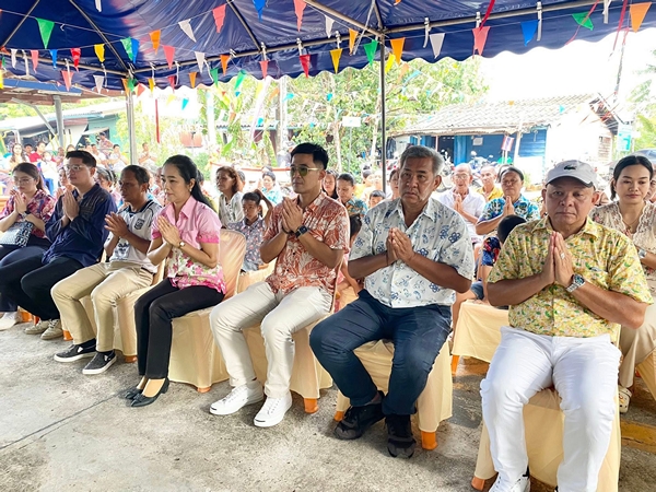 ตราด-ชาวหมู่บ้านเจ๊กลัก แห่ร่วมงานบุญประเพณีปล่อยเรือลอยทุกข์ สืบสานประเพณีโบราณกว่า 300 คน อ.คลองใหญ่ จ.ตราด