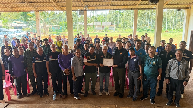 จันทบุรี-สส.จันทบุรี เขต 3 ลงพื้นที่เร่งแก้ภัยแล้ง ชาวสวนทุเรียนเดือดร้อนหนัก ต้องซื้อน้ำประคองต้น