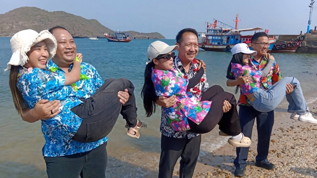 ฮือฮา! ผู้ว่าฯ ชลบุรี เปิดประเพณี “อุ้มสาวลงน้ำ” หนึ่งเดียวในโลกที่เกาะขามใหญ่ สืบสานตำนานสงกรานต์เกาะสีชัง