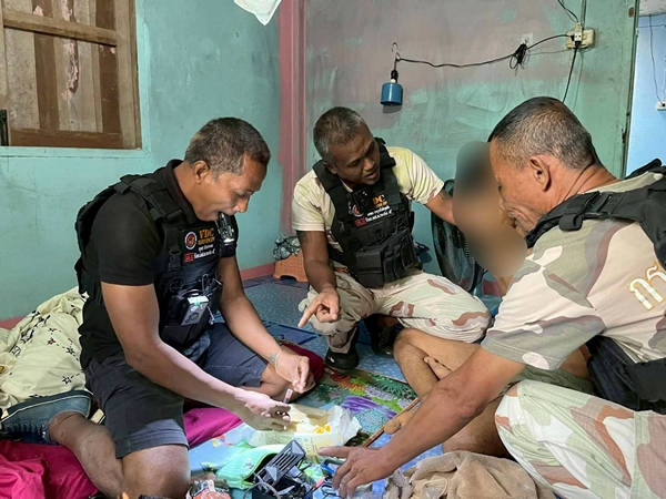 พังงา-ปกครอง อ.กะปง!! บุกรวบ2โจ๋คาที่นอนยึดของกลางยาบ้าพร้อมอุปกรณ์การเสพ